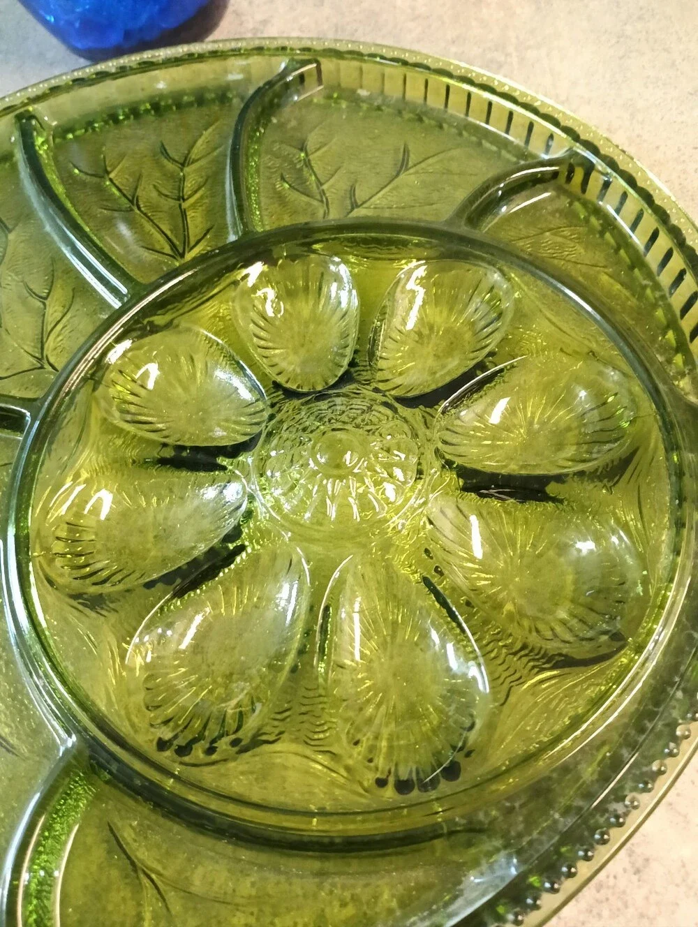Like New Vintage Indiana Glass Large Hors d'oeuvres/Egg Avocado Green Serving Di